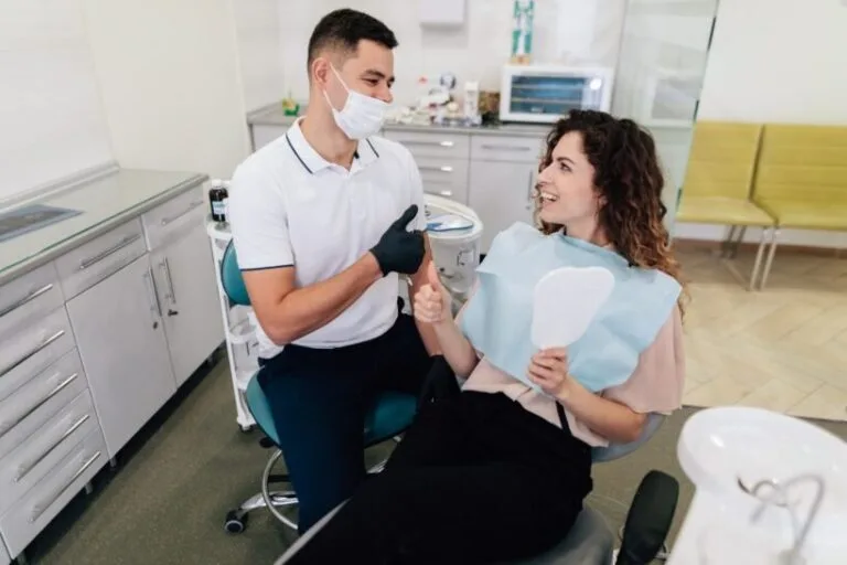 dentista operando paciente