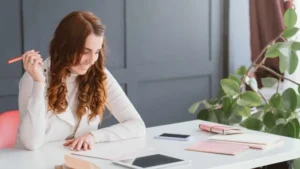 mulher de cabelos ruivos em mesa de escritório