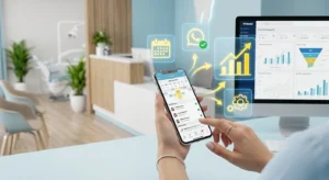 Imagem de uma mão segurando um smartphone com o app abertto de um software clínica odontológica.
